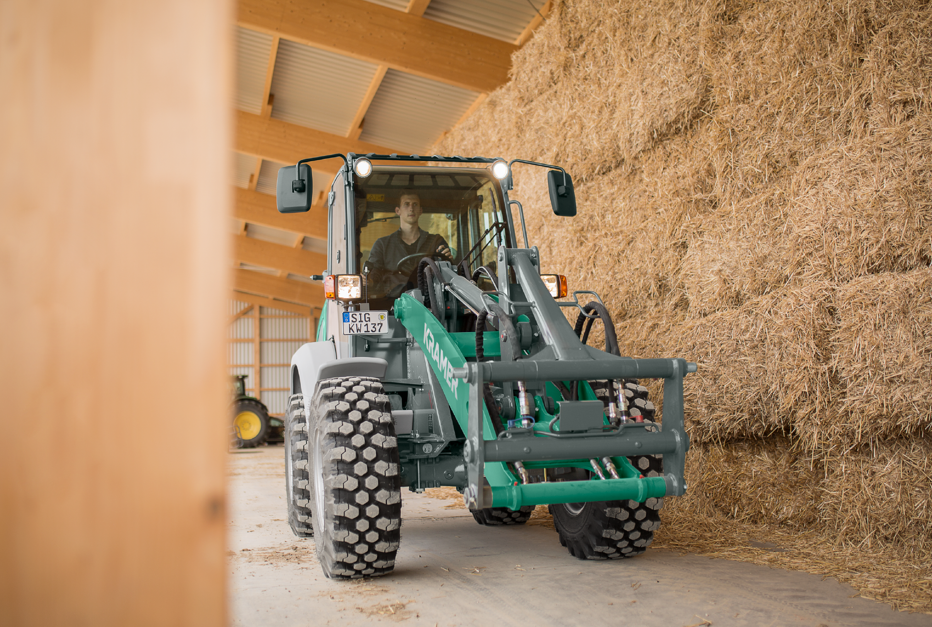 The Kramer wheel loader KL19.5 while working with straw.