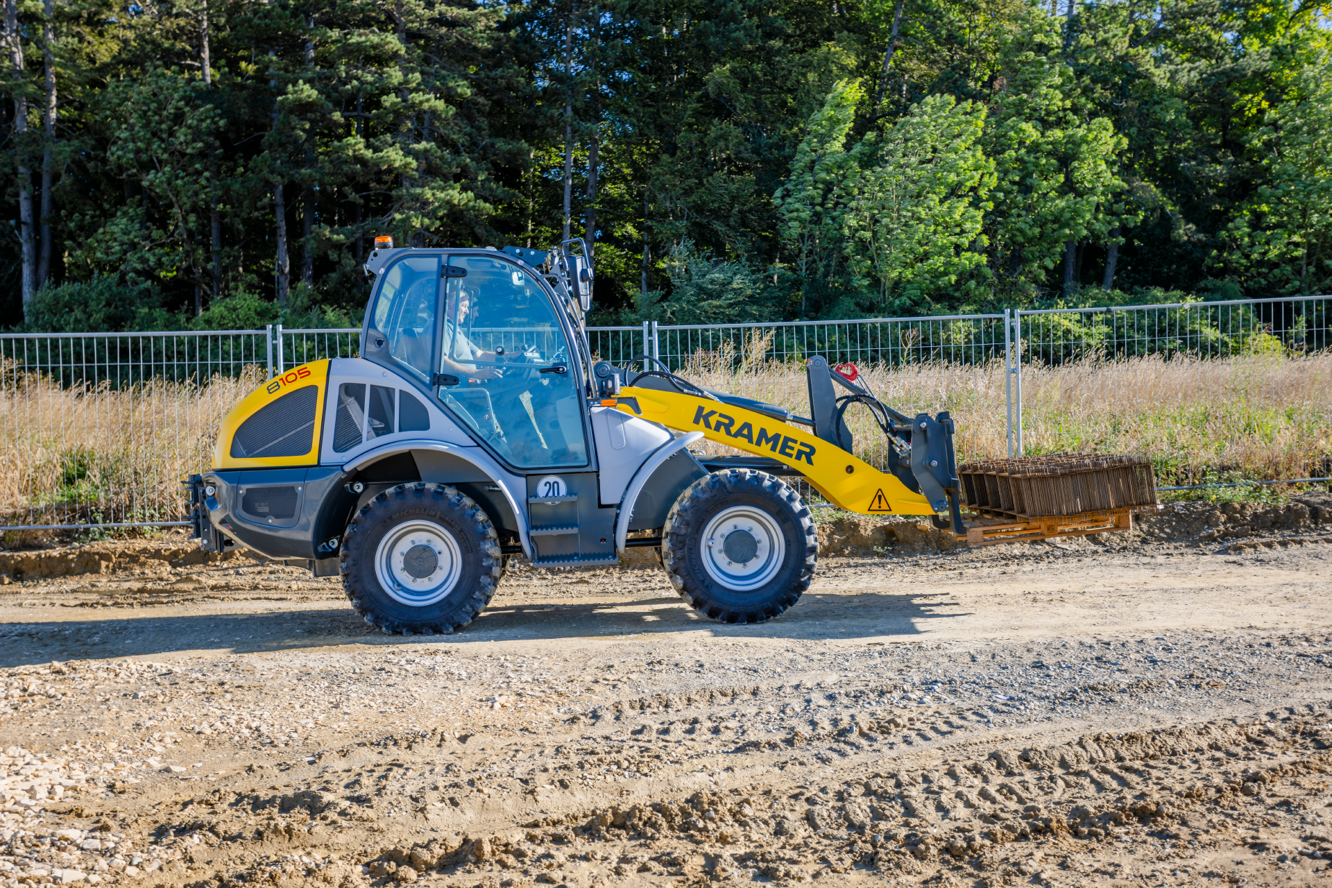 The Kramer wheel loader 8150 while pallet transporting.