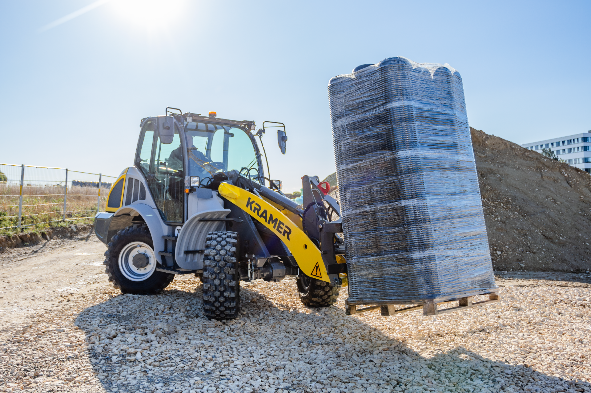 The Kramer wheel laoder 8105 while pallet transporting.