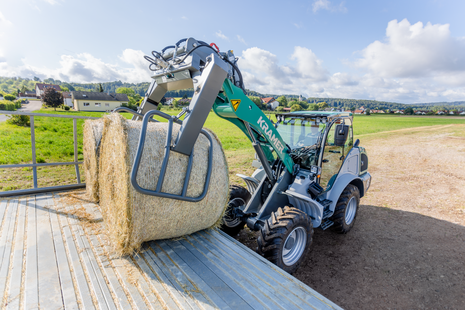 The Kramer wheel loader KL41.8 while bale handling.