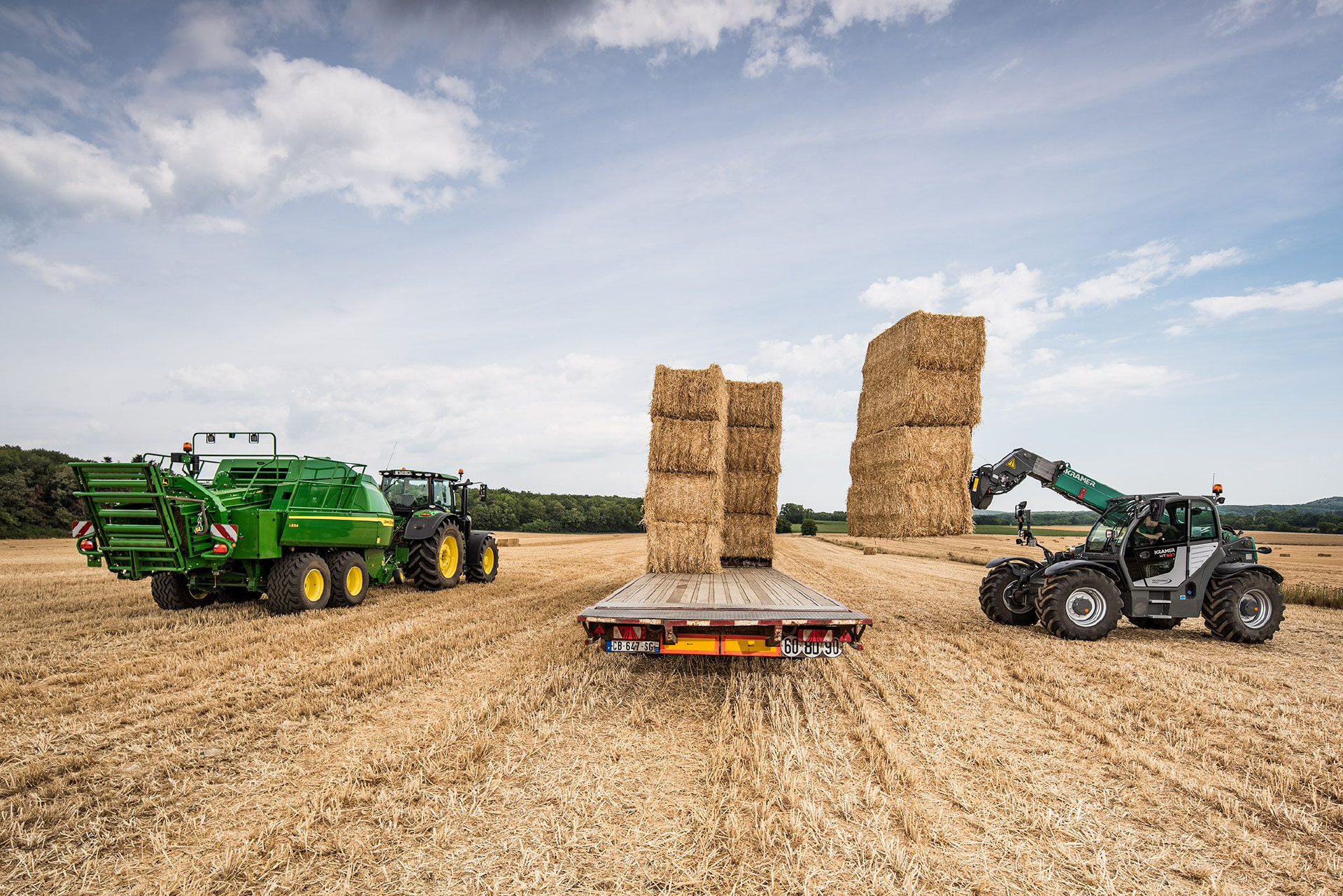The Kramer telehandler KT557 while working with straw.