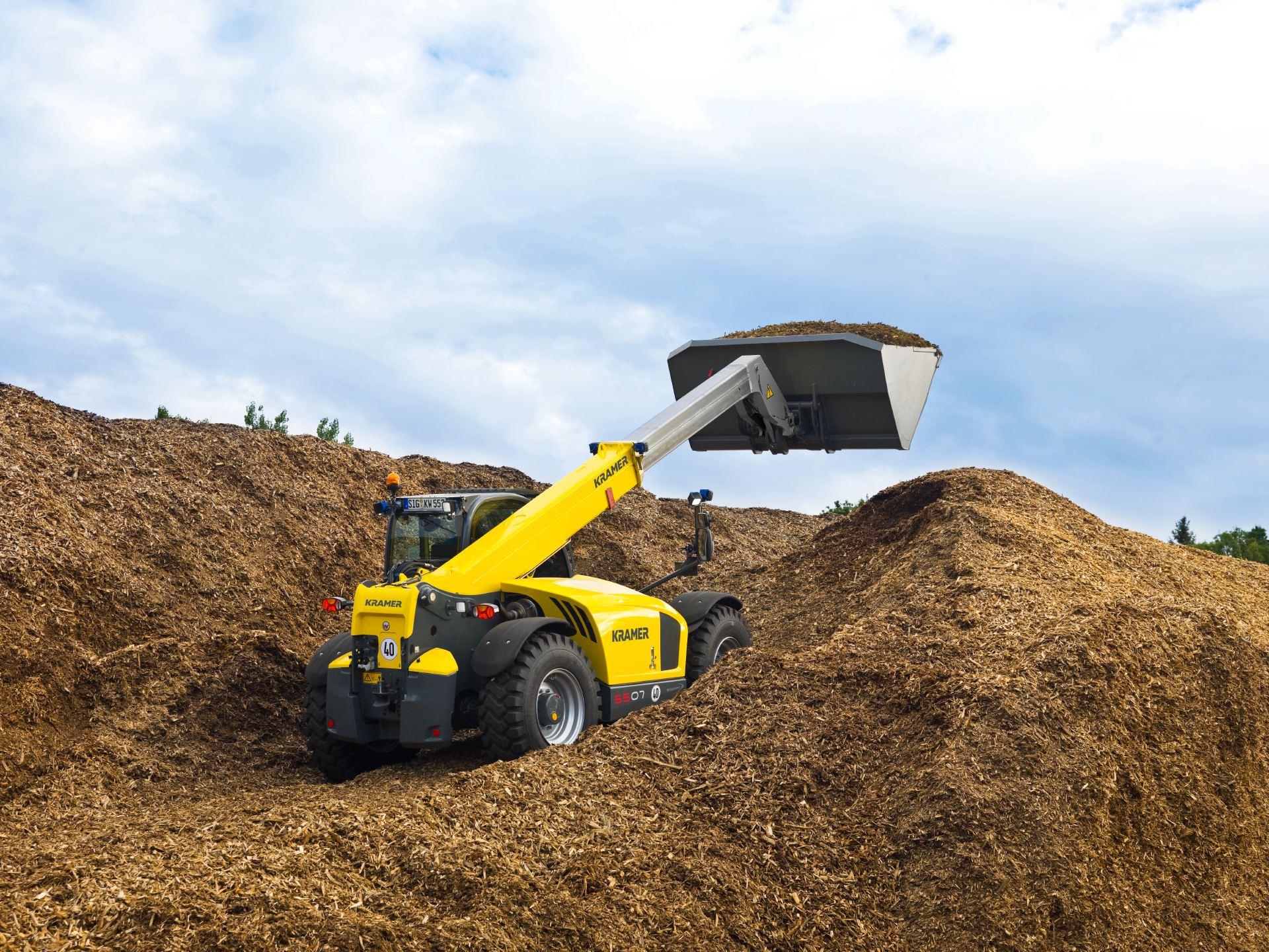 The Kramer telehandler 5507 while loading wood chips.